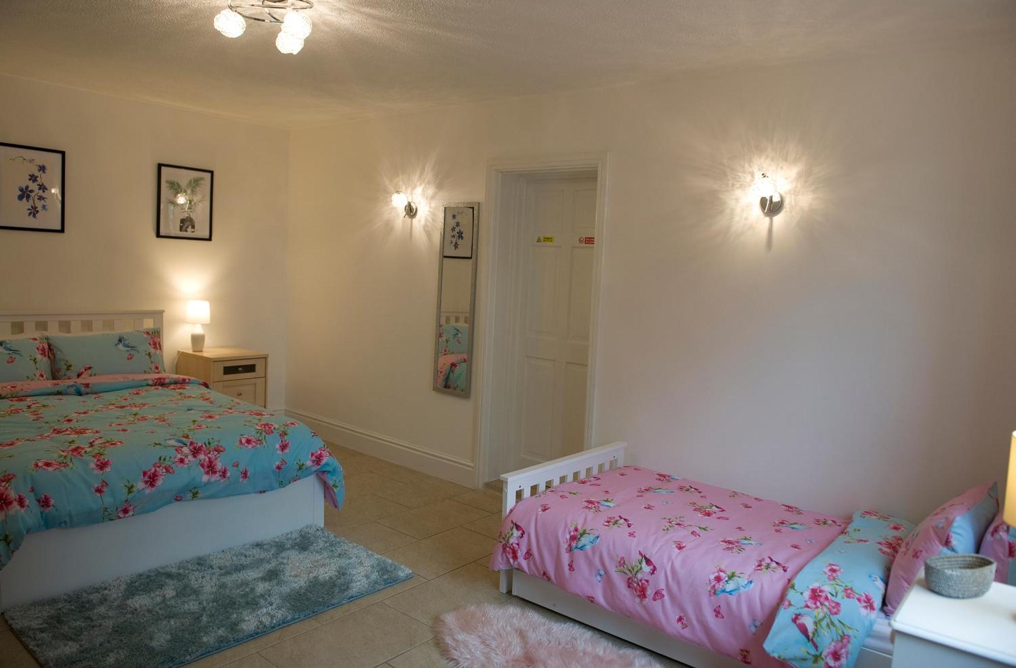 Mountain View Apartment - Short Drive To Beaches Bryngwran ภายนอก รูปภาพ